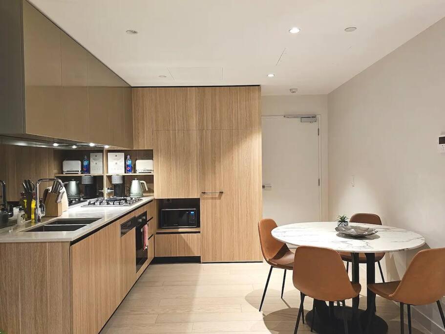 Walk To Shopping & Premium Apartment Sydney